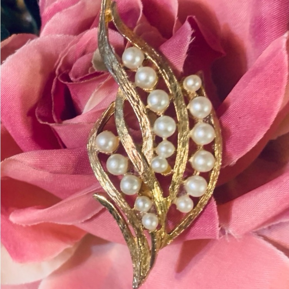 Ladies Brooch Gold with Pearl Stones